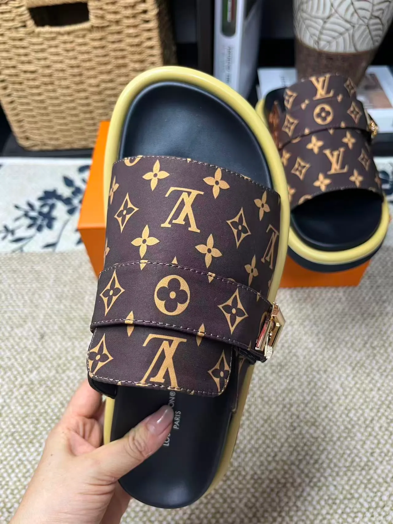 P340 [New Style] [LOUIS VUITTON] Louis Vuitton, LV printing, men's and women's slippers are now on the market, packed in drawer boxes with cloth bags and cards, the upper pattern looks very soft and waxy, and is a super versatile leg slimming tool. Fabric: imported denim/canvas/old fabric, LV hardware LOGO, official website pattern printing, comfortable to wear, feet: high-elastic PU water table. Sole: foam sole, heel height: about 5cm. Code number: 35-46, 35, 45, 46 are custom-made and non-returnable. Color: multiple colors and styles available.